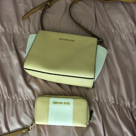 Michael Kors CrossBody With Wallet - Picture 2 of 5
